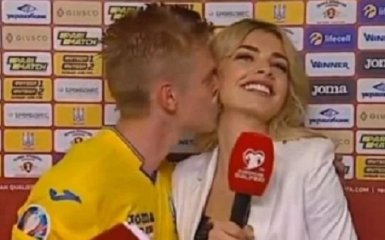 Відомий футболіст зізнався, чому поцілував журналістку в прямому ефірі