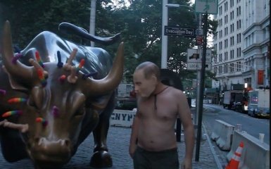 "Напівголий Путін" на бику в оточенні кольорових секс-іграшок: в Нью-Йорку провели красномовну акцію