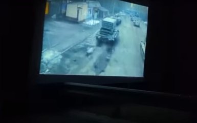 Прикордонники поставили на кордоні з Білоруссю проєктор та показують наслідки війни