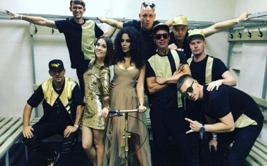 Появилось видео выступления Каменских на золотом костыле-самокате