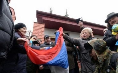 Нардеп похвалився зірваним з консульства Росії прапором: опубліковано відео