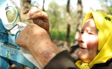 Вернулись на могилы родных: появилось пронзительное видео из Чернобыльской зоны
