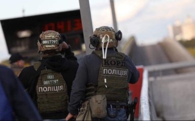 Силовики задержали вооруженного злоумышленника на мосту Метро в Киеве