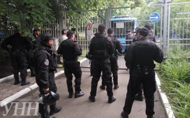В одесском суде разгорелась стычка между активистами и полицией: появились фото