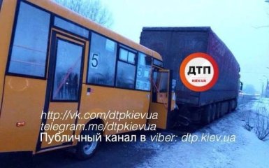 Под Киевом маршрутка влетела в фуру: опубликованы фото