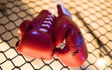 Поразительный курьез на ринге - боксеры устроили одновременный двойной нокдаун