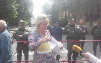 Одіозна прихильниця ДНР влаштувала пікет в центрі Києва: з'явилися фото і відео