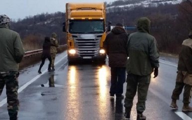 На Закарпатті блокують російські вантажівки