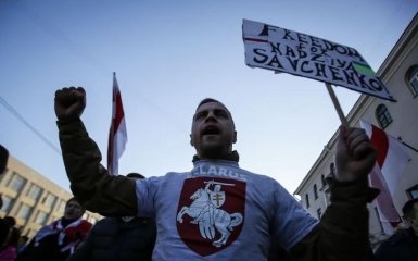 В Минске на улицы вышли люди с флагами Украины: появились фото и видео