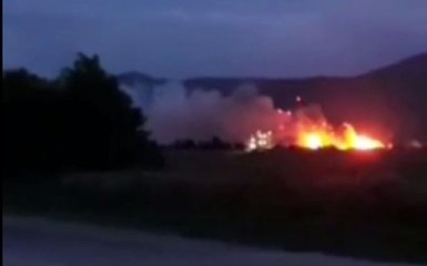 В Крыму детонирует склад боеприпасов. Объявлена эвакуация — видео