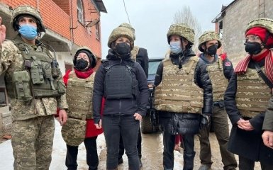 Глава МИД Германии Бербок посетила прифронтовую зону на Донбассе