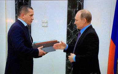 Путин вручил подарок чиновнику, который "играл бицепсом" перед Порошенко