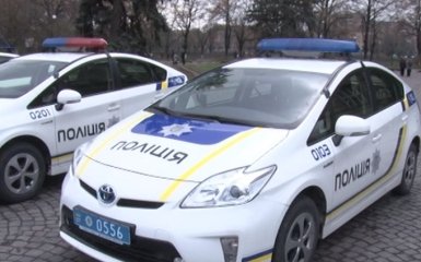 Пьяная сотрудница Налоговой в Ужгороде разделась перед полицией: опубликовано видео