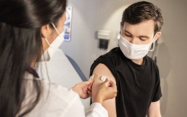 Вчені з'ясували, які побічні ефекти може викликати третя доза вакцин Pfizer і Moderna
