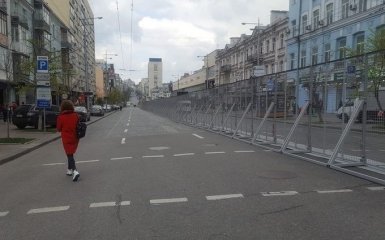 В Киеве установили забор между колоннами сторонников Порошенко и Зеленского (ФОТО)