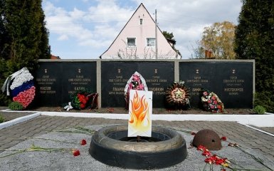 Россия насмешила вечным огнем из картона: опубликовано фото