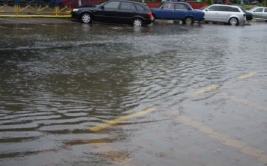 Київ під водою: опубліковані шокуючі відео затопленої дороги біля "Лівобережної"