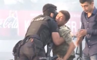 Видео с героическим полицейским в Турции стало хитом сети
