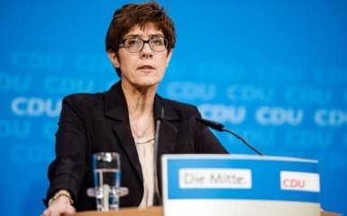 Преемница Меркель прокомментировала громкий скандал, который разгорелся вокруг нее