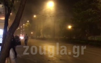 Взрыв возле банка в центре Афин: появилось видео