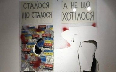 Появилось видео нападения на выставку известного художника в Киеве