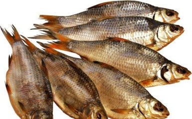 Через смертельне отруєння у Києві тимчасово заборонили продавати в'ялену рибу