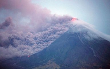 Виверження вулкану на Філіппінах: опубліковані відео