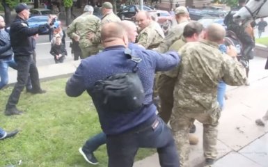 В сети назвали титушек, которые 9 мая атаковали ветеранов АТО в Днепре: появились фото