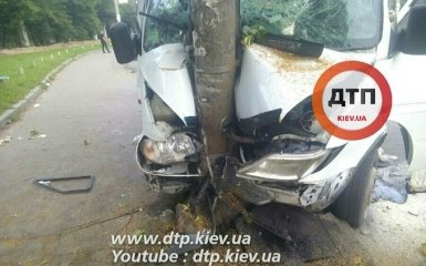 Водитель маршрутки в Киеве заснул и влетел в столб: появились фото жуткого ДТП