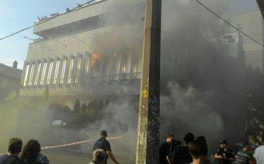 В Киеве загорелось здание "Интера": появились фото и видео