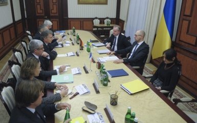 Прошла встреча Яценюка с представителями Меркель и Олланда
