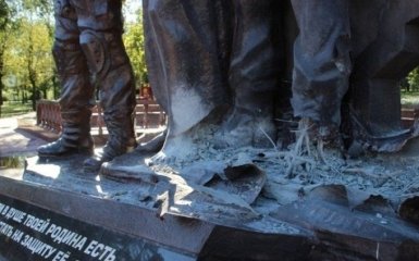 У центрі Луганська підірвали пам'ятник бойовикам ЛНР: з'явилося відео
