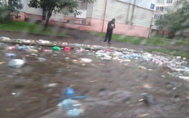 Через зливи у Львові пливе сміття: опубліковані фото