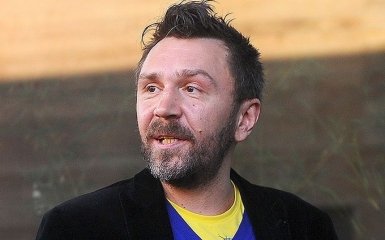 С гитарой за хлебушком: Шнур повеселил соцсеть новым фото