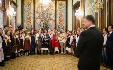 Президента Украины поздравили рождественским вертепом (4 фото)