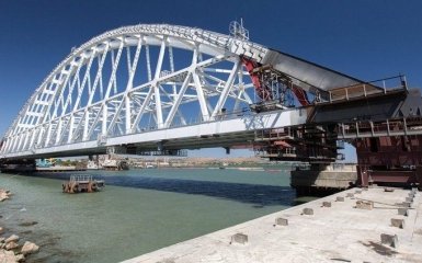 Оккупанты пытаются откреститься от трещин на Крымском мосту: появилось новое видео