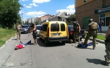 Полицейских в Житомире поймали на наркоторговле: появились эффектные фото задержания