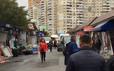 У Києві біля метро влаштували погром МАФів: з'явилися фото
