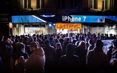 Українці вишикувалися в гігантські черги за новими iPhone: з'явилися фото