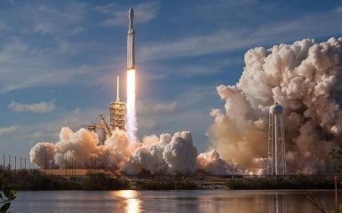 Маск показав, як прискорювач Falcon Heavy на великій швидкості впав у океан: видовищне відео