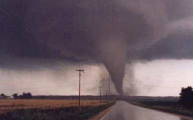 У п'ятьох штатах США вирують смертельні торнадо, з'явилося відео