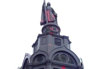 Вандалы в Киеве поглумились над знаменитым памятником: опубликованы фото