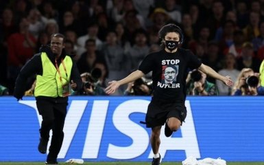 Фанат у футболці "Зупиніть Путлера" вибіг на поле фіналу жіночого ЧС з футболу — фото