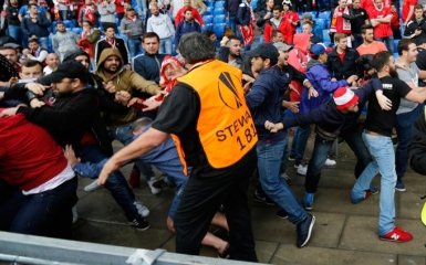 Фанаты "Ливерпуля" и "Севильи" устроили бойню в финале Лиги Европы: опубликовано видео