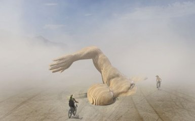 У центрі Києва встановили скульптуру Merman, яка поїде на Burning Man 2022