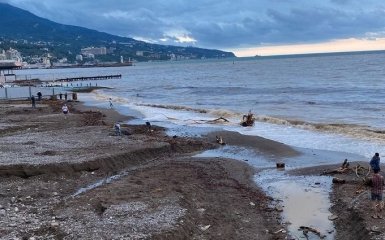 В Ялте тонны мусора с незаконных свалок смыло в море — купаться запрещено