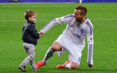 Как Ярмоленко праздновал чемпионство "Динамо" с сыном: опубликовано фото
