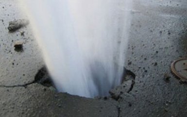 Водопад на улице Киева: появилось видео масштабного прорыва трубы