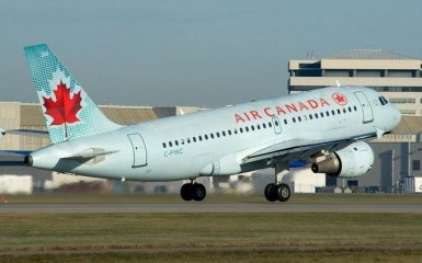 Девушка уснула и осталась одна в темном самолете