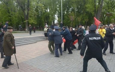На первомайском митинге в Виннице националисты устроили потасовку: появились фото